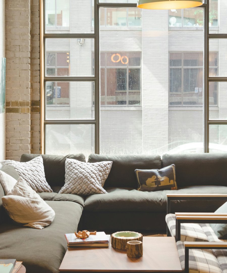 Interior acolhedor da clínica Serenità com decoração em tons naturais